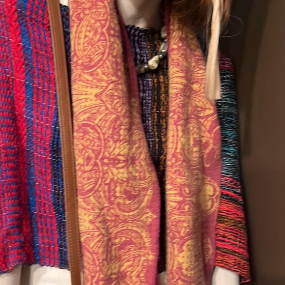 ✨FLASH SALE✨Amicale Cashmere Scarf Pink Yellow Gold Reversible Heart Patterns - Picture 3 of 8